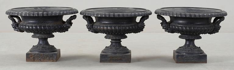 TRÄDGÅRDSURNOR, 3 st, gjutjärn, J&C G Bolinder Stockholm, omkring 1900.