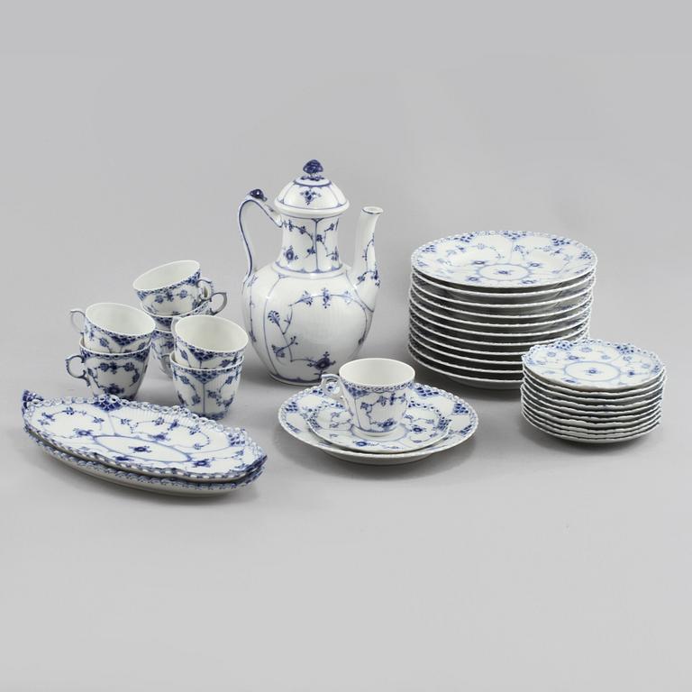 KAFFESERVIS, 23 delar, porslin, "Musselmalet", Royal Copenhagen, 1900-talets andra hälft.