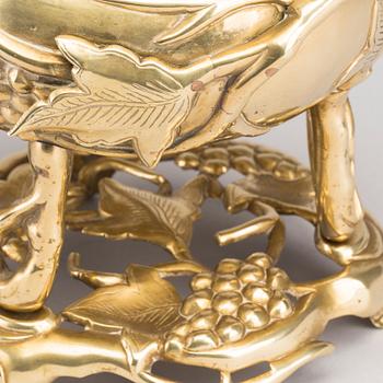 RÖKELSEKAR PÅ STÄLL, brons. Kina, 1900-tal.