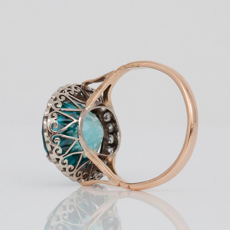 RING med naturlig zirkon och åttkantslipade diamanter.