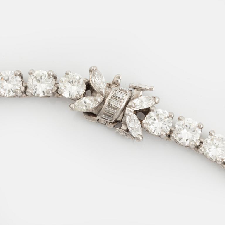 An 18K white gold and diamond rivière necklace.