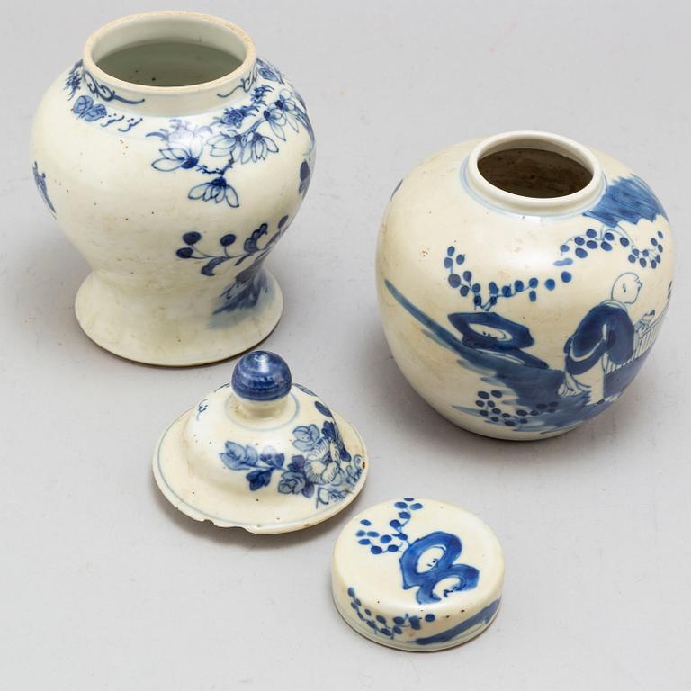 Five Chinese blue and white porcelain objects, 20th century.