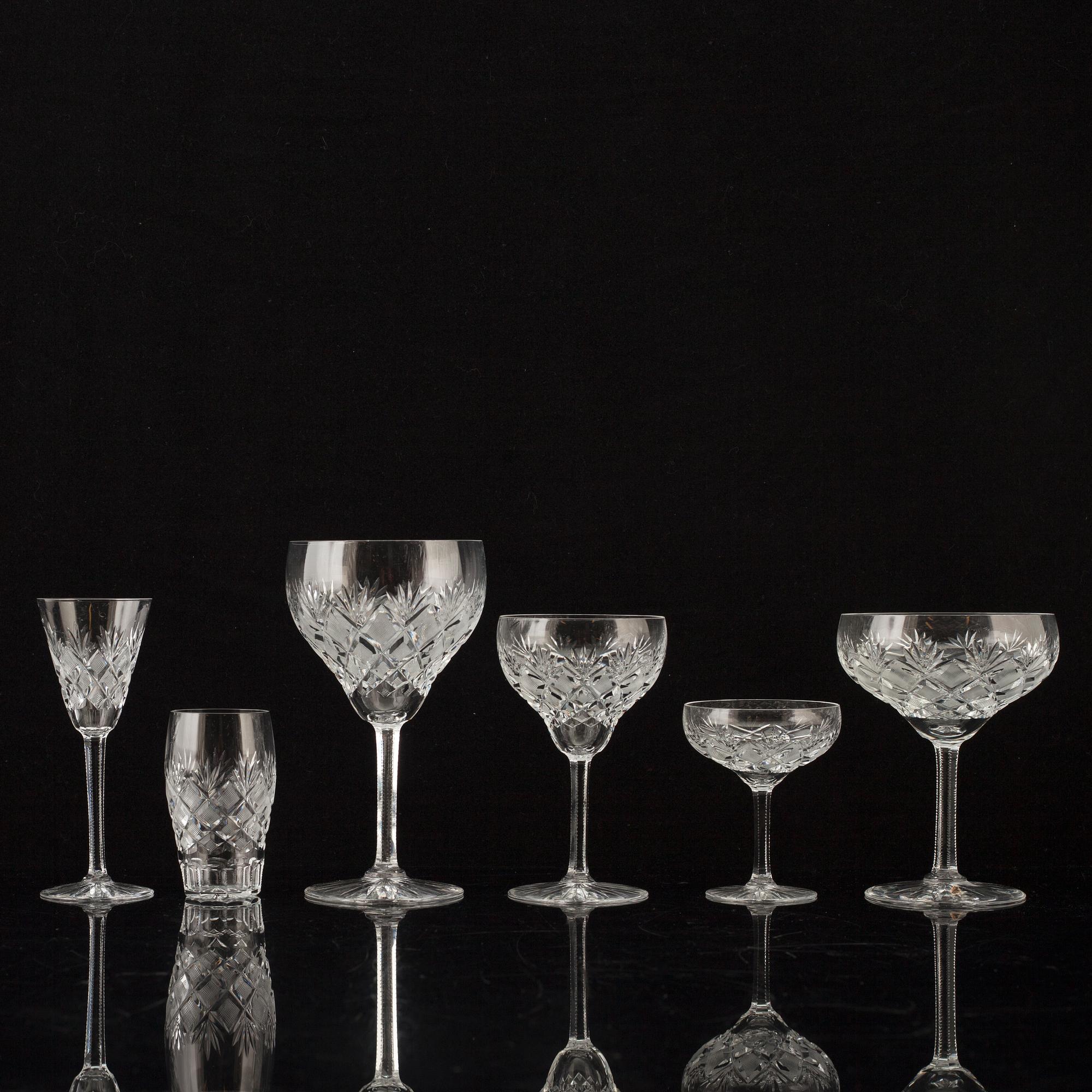 GLASSERVIS, 67 delar. Helga-modell, Flerohopp glasbruk, 1900-talets mitt.