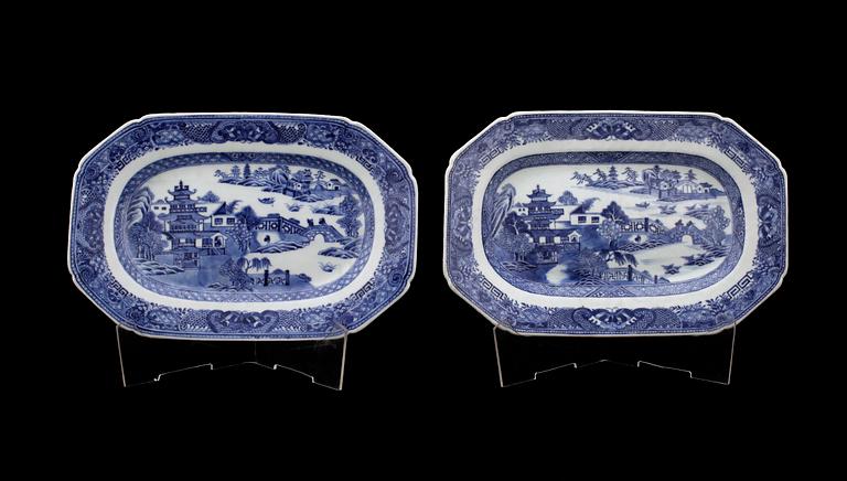 STEKFAT, ett par, porslin, Jiaqing, Kina omkring år 1800.
