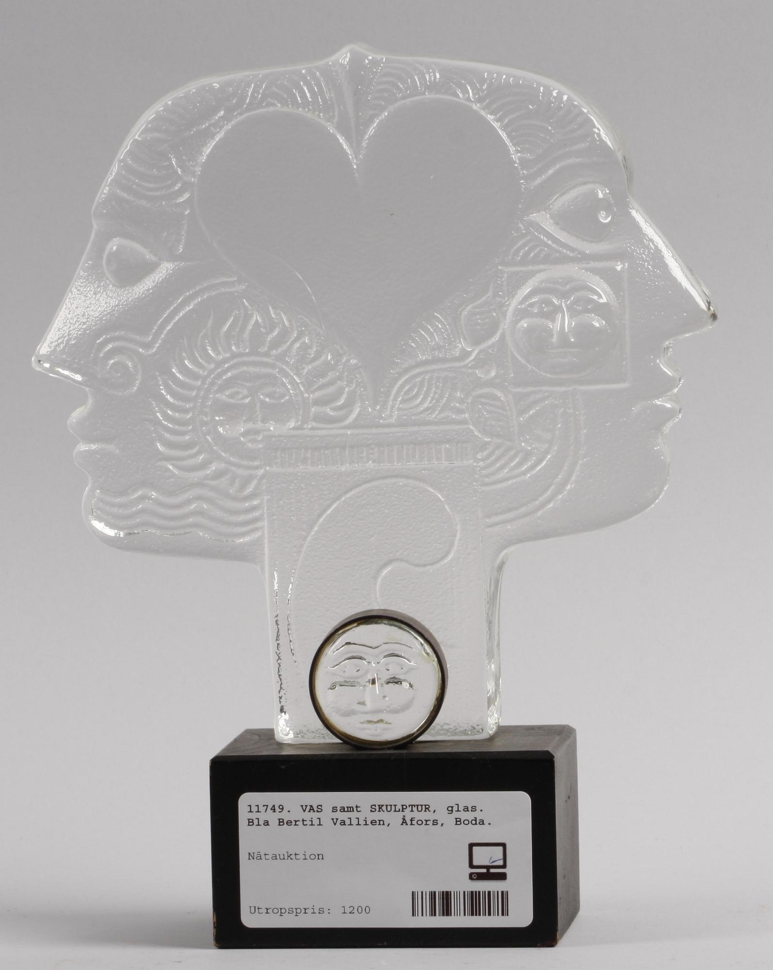 VAS samt SKULPTUR, glas. Bla Bertil Vallien, Åfors, Boda.