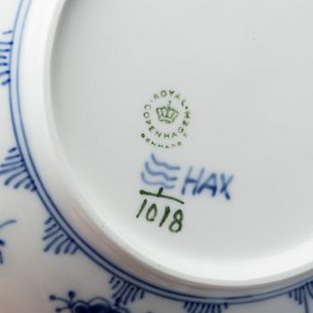 MAT- och KAFFESERVIS, 108 delar, "Musselmalet", helblond, Royal Copenhagen.