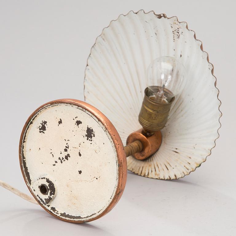 A 5321 desk lamp, "Shell", manufactured by Taito Oy. Designed in 1938/39.