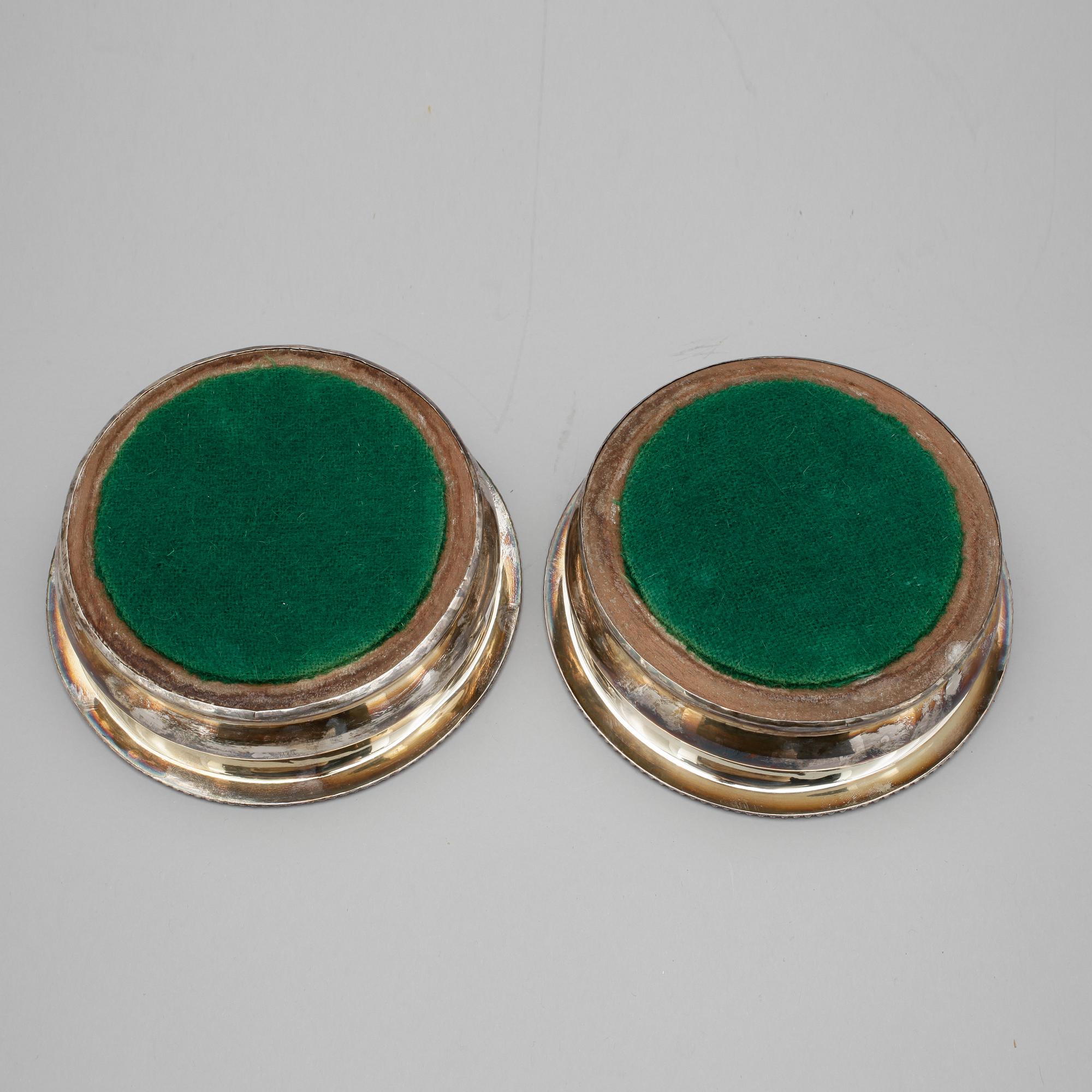 COASTERS, ett par, nysilver, trol England, 1900-tal.
