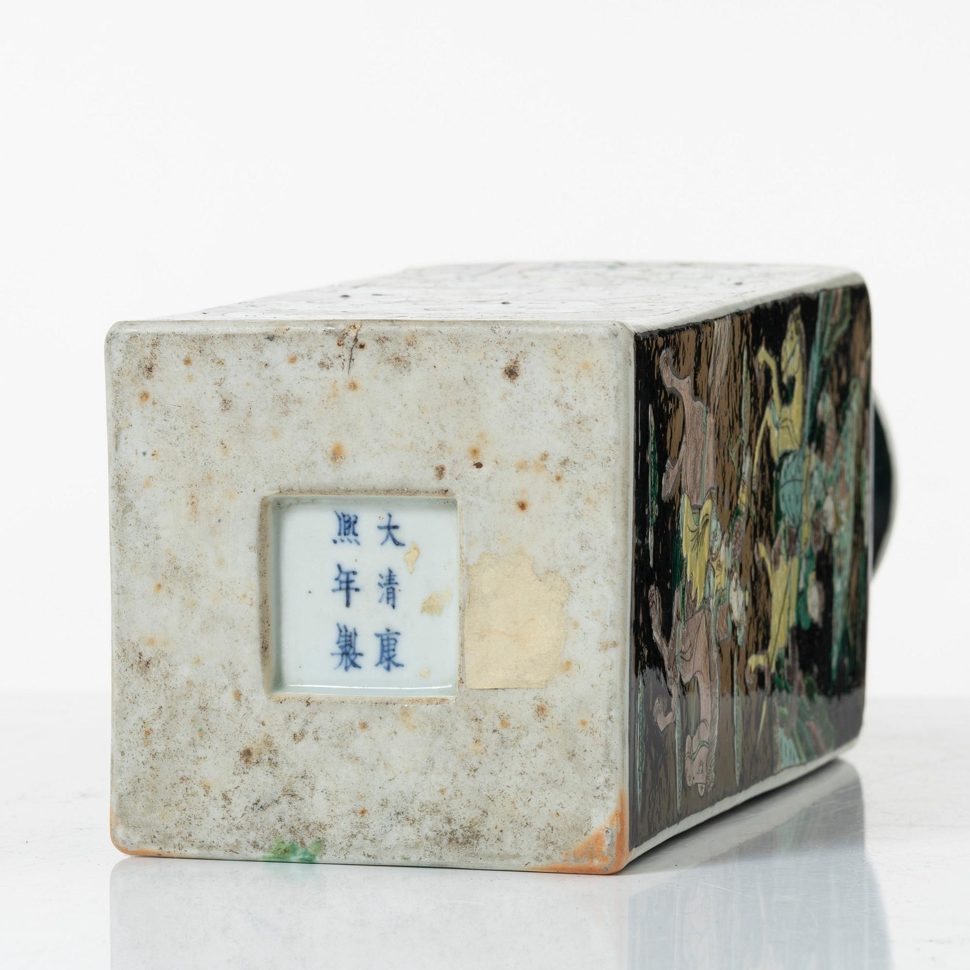 Vas, porslin. Sen Qingdynasti, omkring 1900.