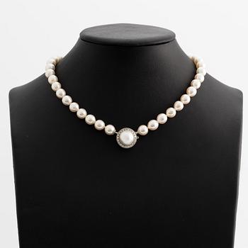 Necklace with cultured pearls, clasp in 18K gold with a half pearl and eight-cut diamonds.