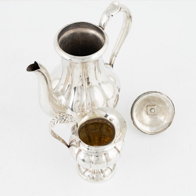 Kaffekanna, silver, Gustaf Theodor Folcker, Stockholm 1849, och gräddsnipa, Gustaf Möllenborg, Stockholm 1839. (2).