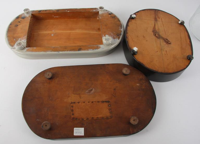 GLASKUPA PÅ SOCKEL, 1800-tal samt SOCKLAR, 2 st medföljer.