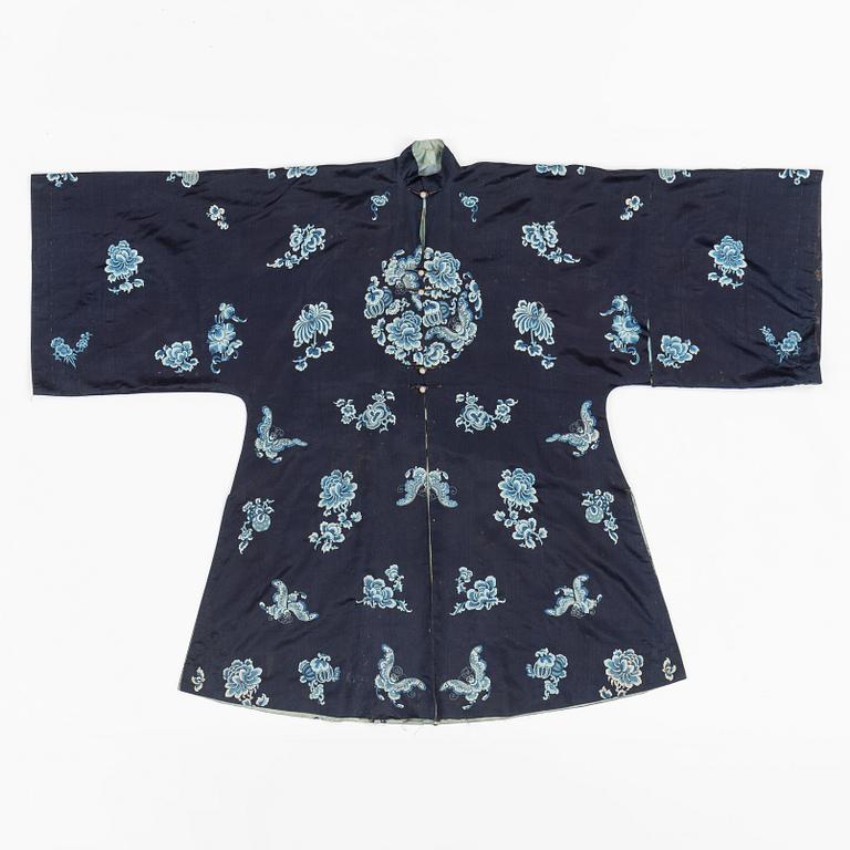 A Chinese silk robe, early 20th century.