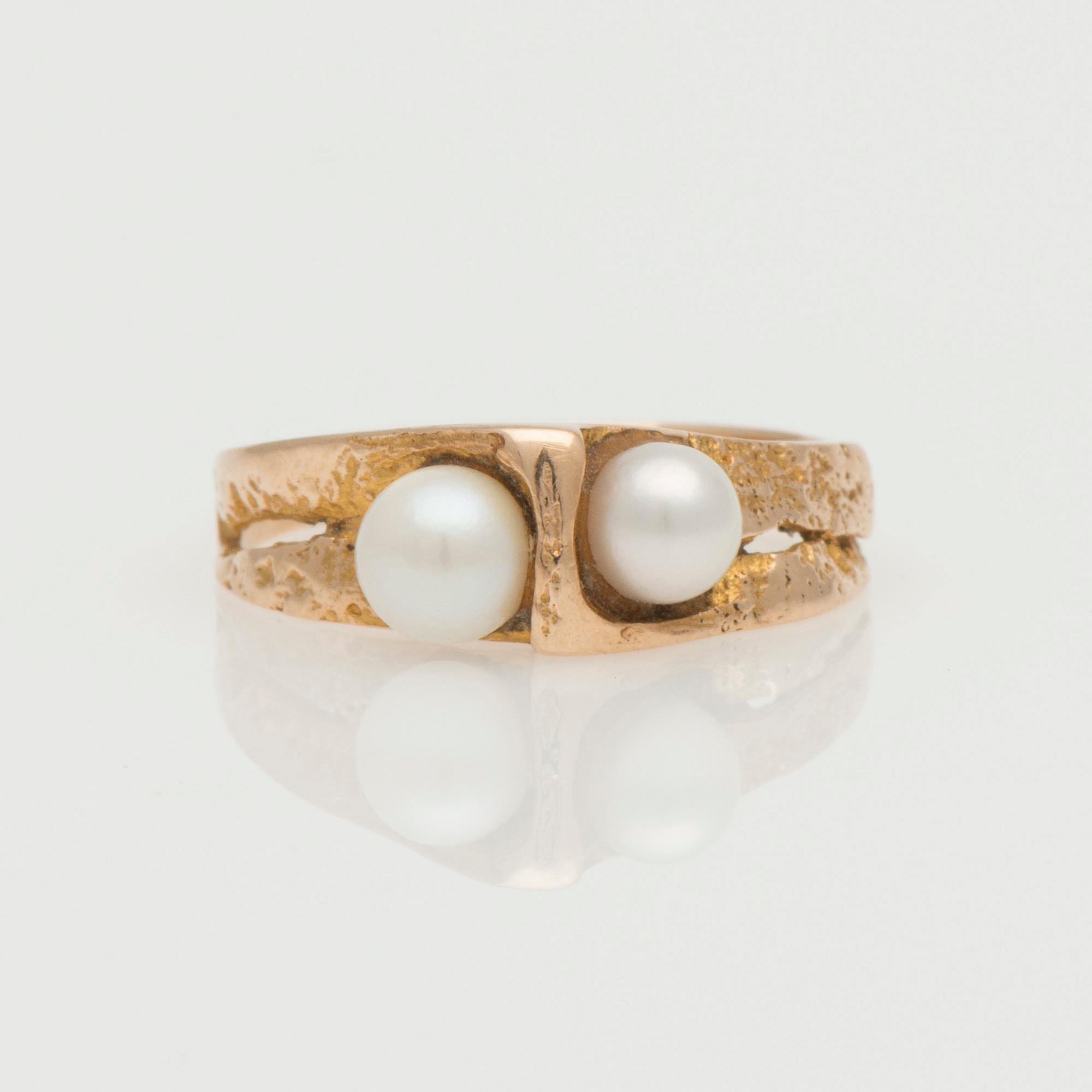 RING, "Viskning", Björn Weckström, Lapponia 1969. 14K guld, odlade pärlor.