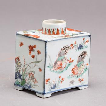 A famille verte porcelain tea caddy, Qing dynasty, Kangxi (1662-1722).