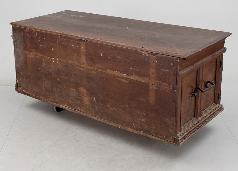 KISTA, barock, bär datering 1636.