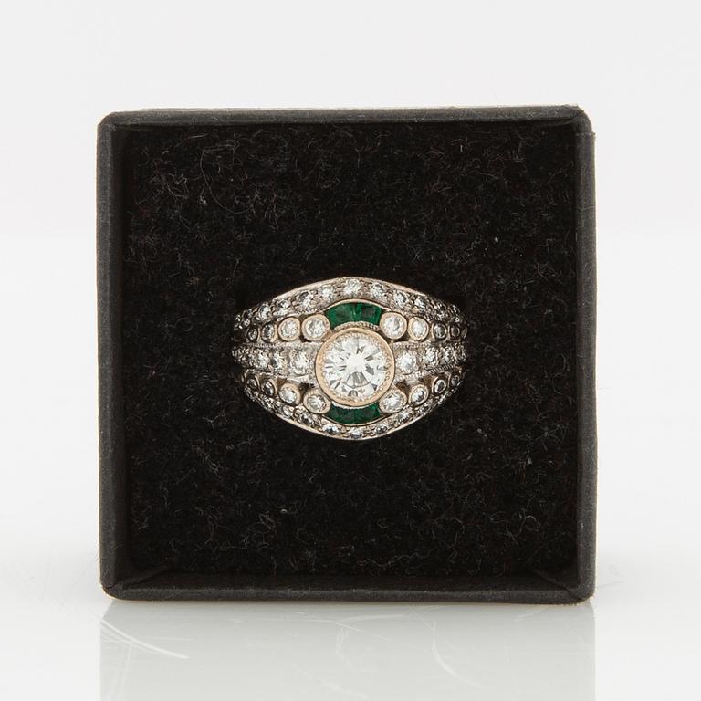 Ring in 18K gold set with round brilliant-cut diamonds and faceted emeralds, Art Deco, first quarter of the 20th century.