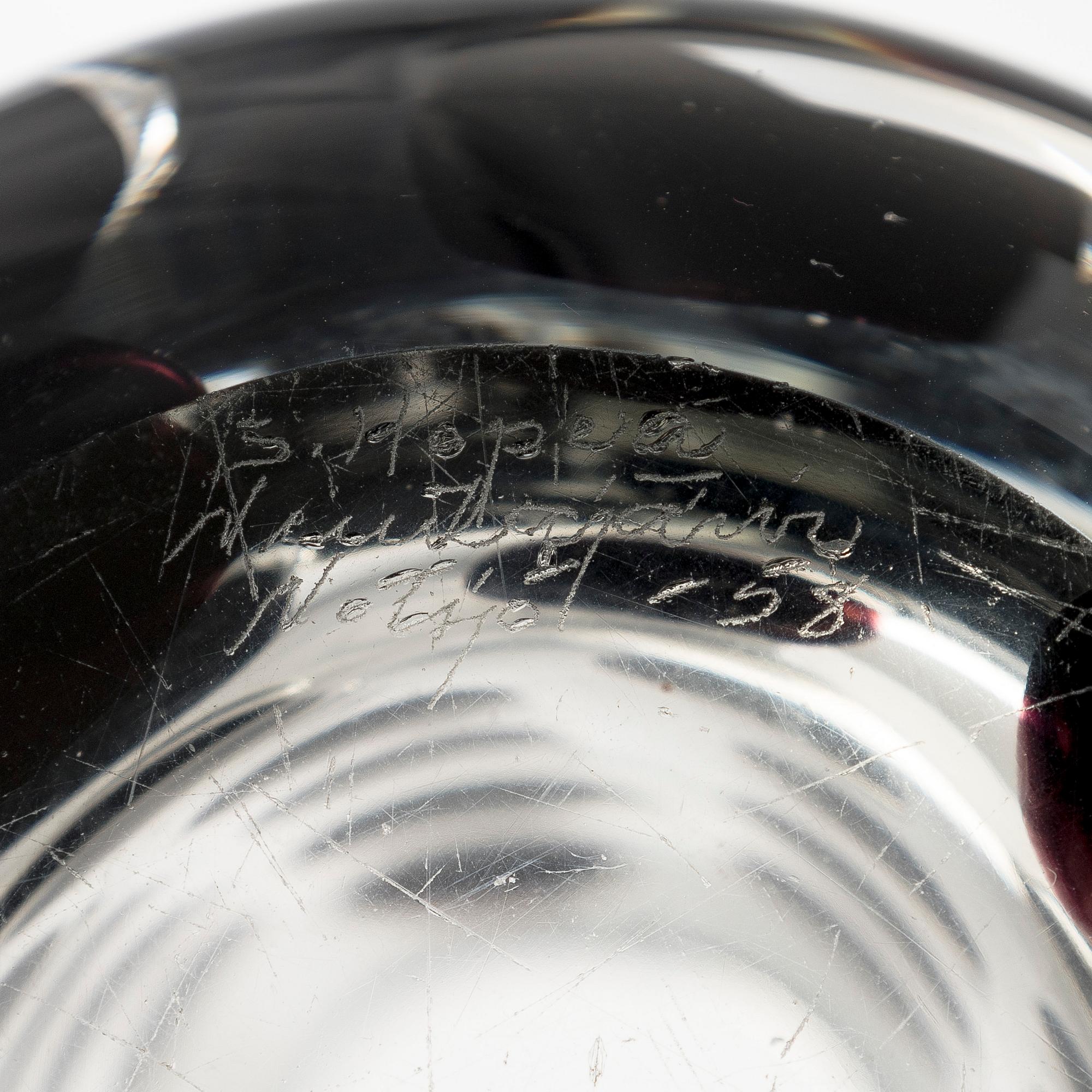 Saara Hopea, a 'Panther' glass vase, signed S. Hopea Nuutajärvi Notsjö -58.