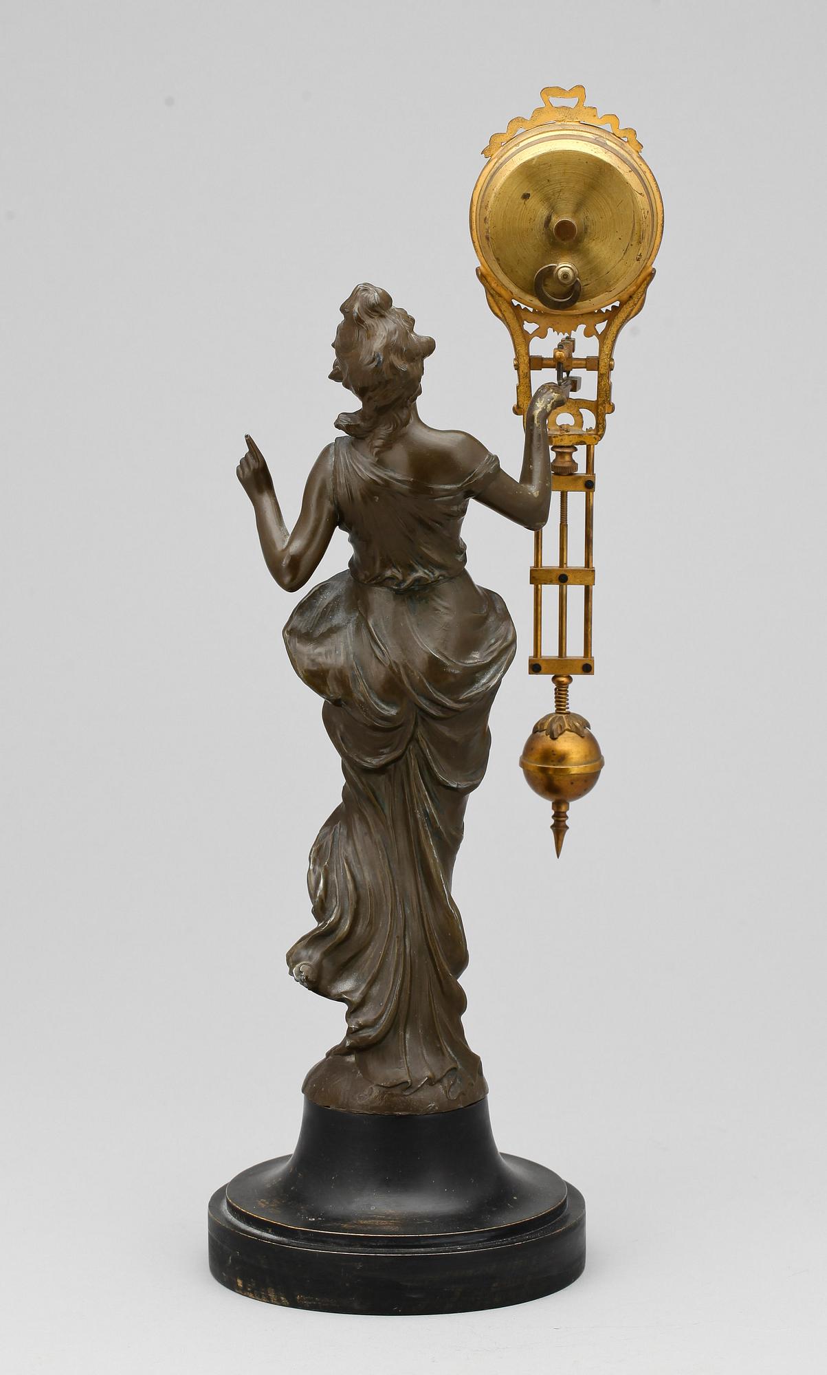 BORDSPENDYL, patinerad vitmetall, 1900-talets första hälft.