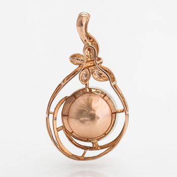 An 18K gold pendant with diamonds ca. 0.162 ct in total according to engraving and a cultured pearl.