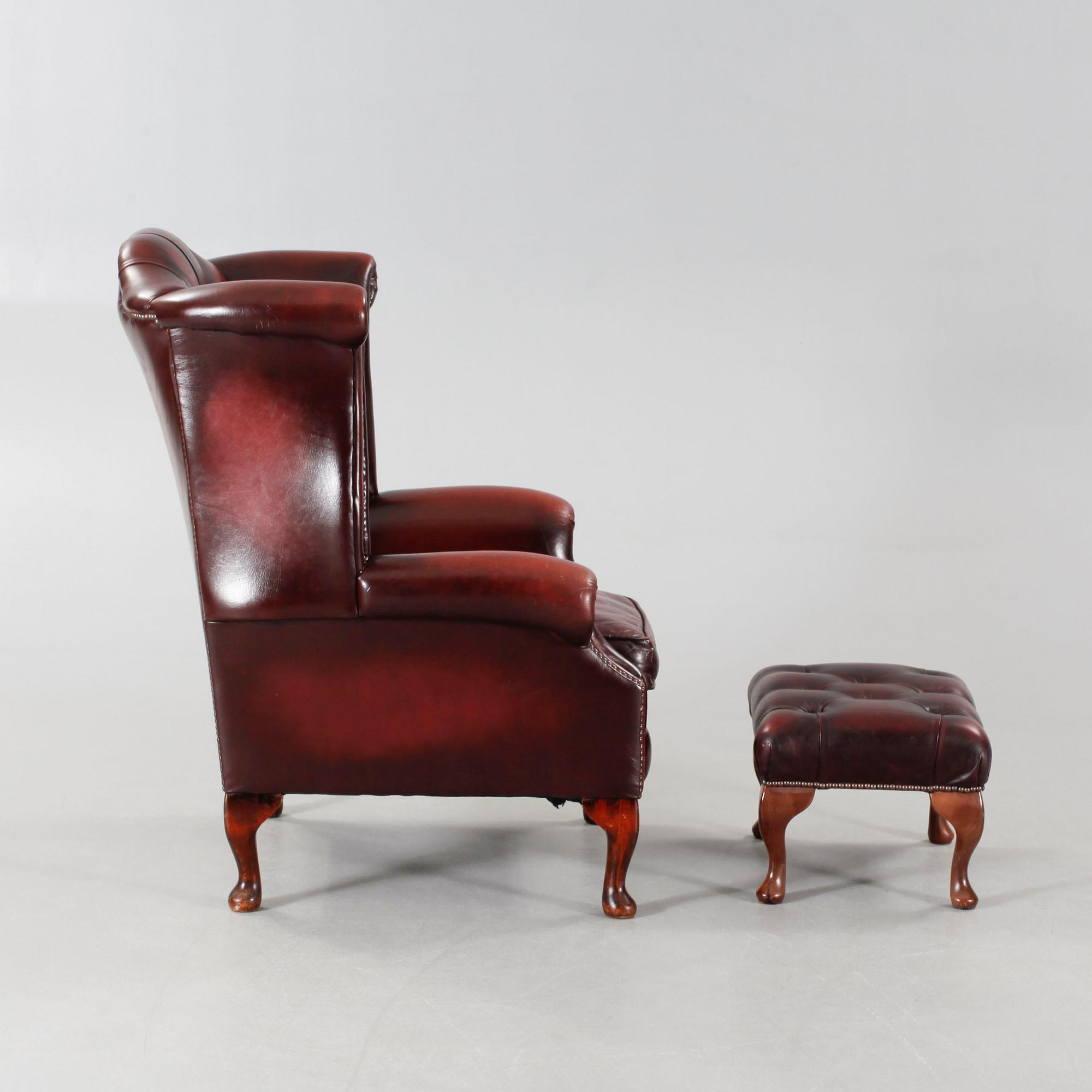 ÖRONLAPPSFÅTÖLJ, samt FOTPALL, chesterfield-modell, England, 1900-talets fjärde kvartal.