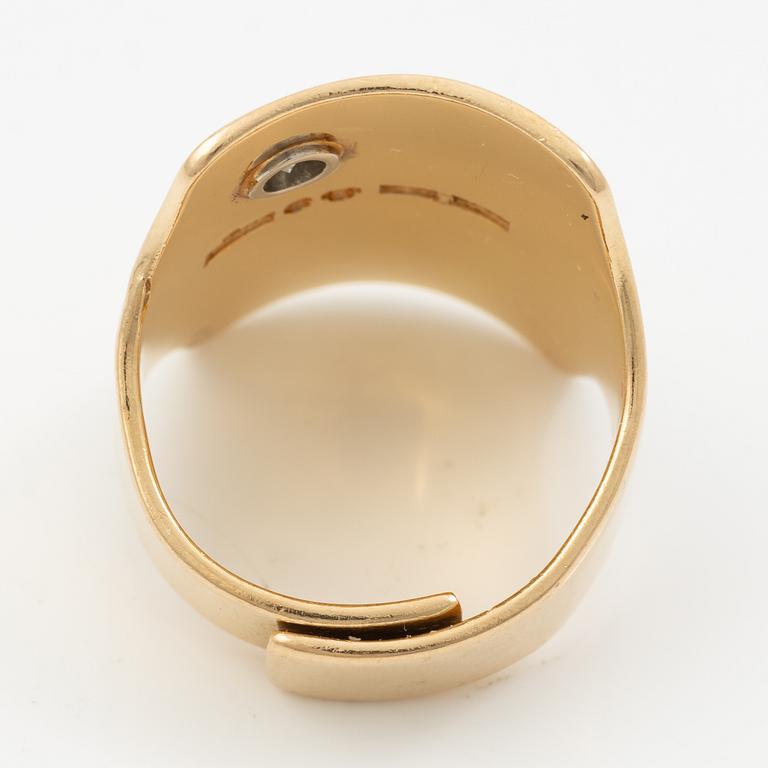 Ring in 18k gold set with a round brilliant-cut diamond.