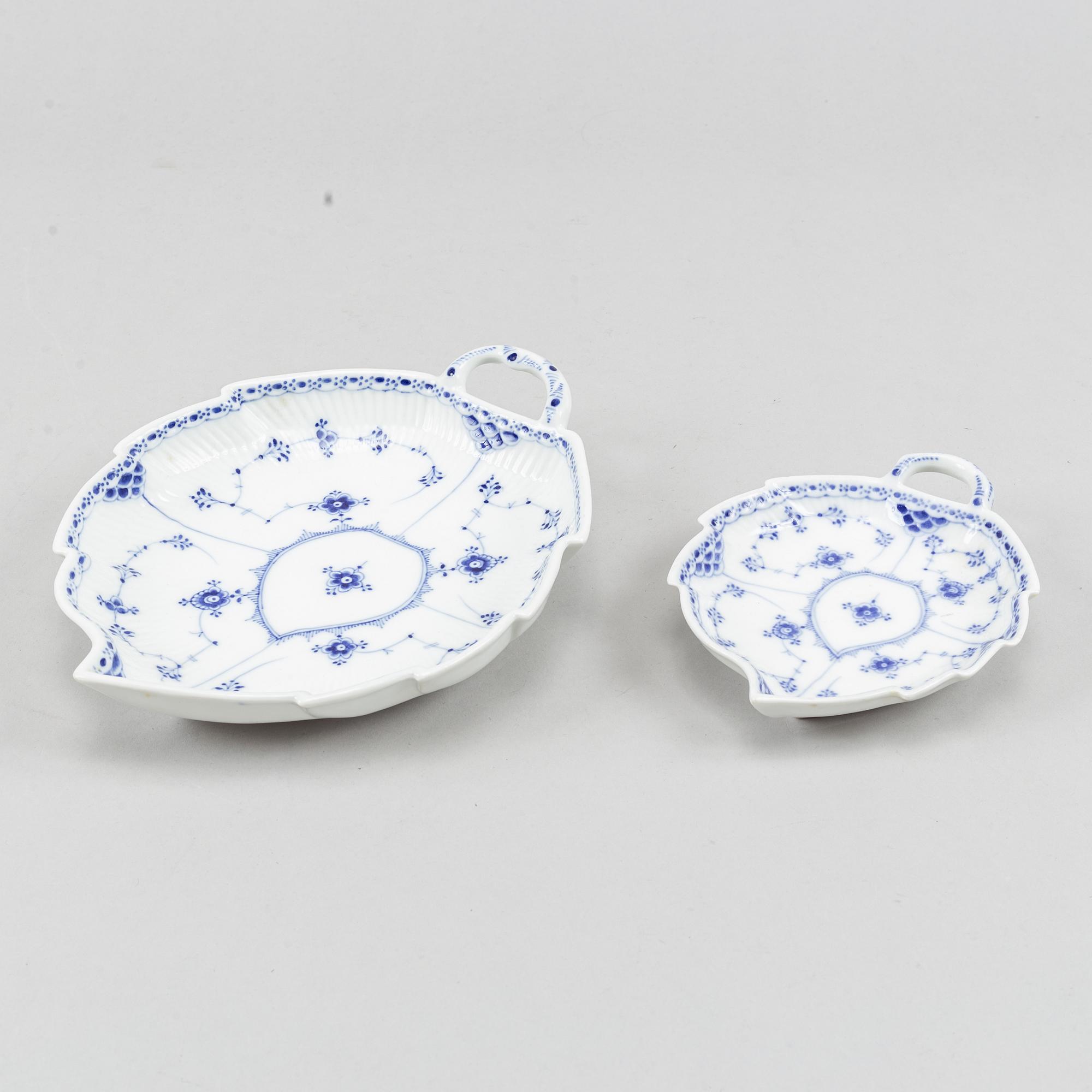Royal Copenhagen, mat- samt kaffeservis, 85 delar, porslin. "Musselmalet", Danmark, 1900-tal.
