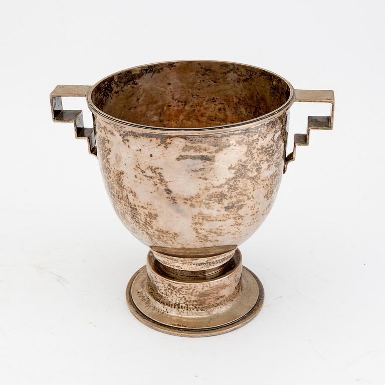 A 1930s silver cup, weight 830 grams.