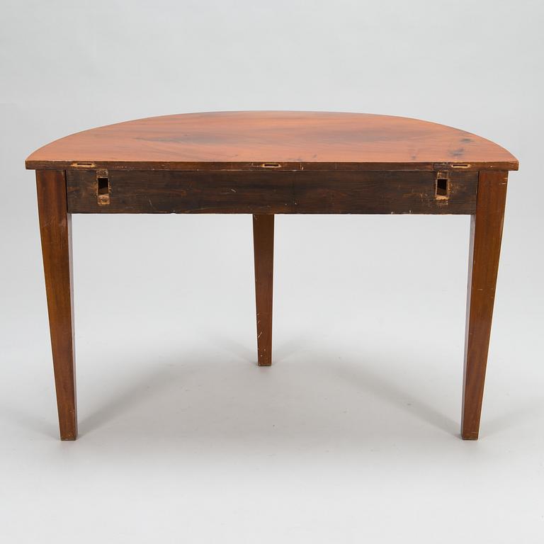 HALVMÅNEBORD, 2 st, Ryssland, 1800-talets första hälft.