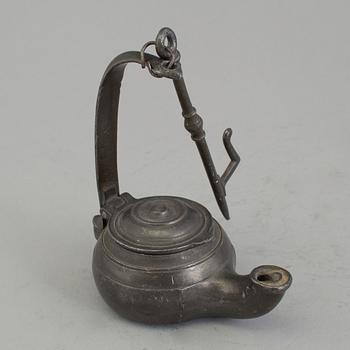 AN 18TH CENTURY PEWTER OIL LAMP.