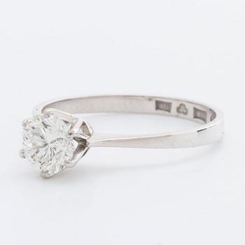 RING 18K vitguld m 1 briljant 1,14 ct enligt gravyr,ca H-I SI, Gullfaxe AB, Djursholm, Stockholm 1967.