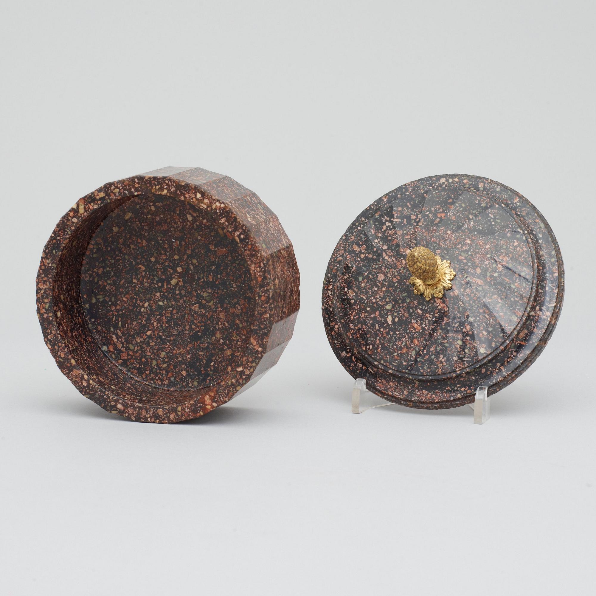 SMÖRASK MED LOCK. Älvdalen, 1800-talets början. Empire.