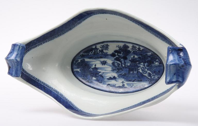 JARDINIERE, porslin, Kina, omkring sekelskiftet 1800.