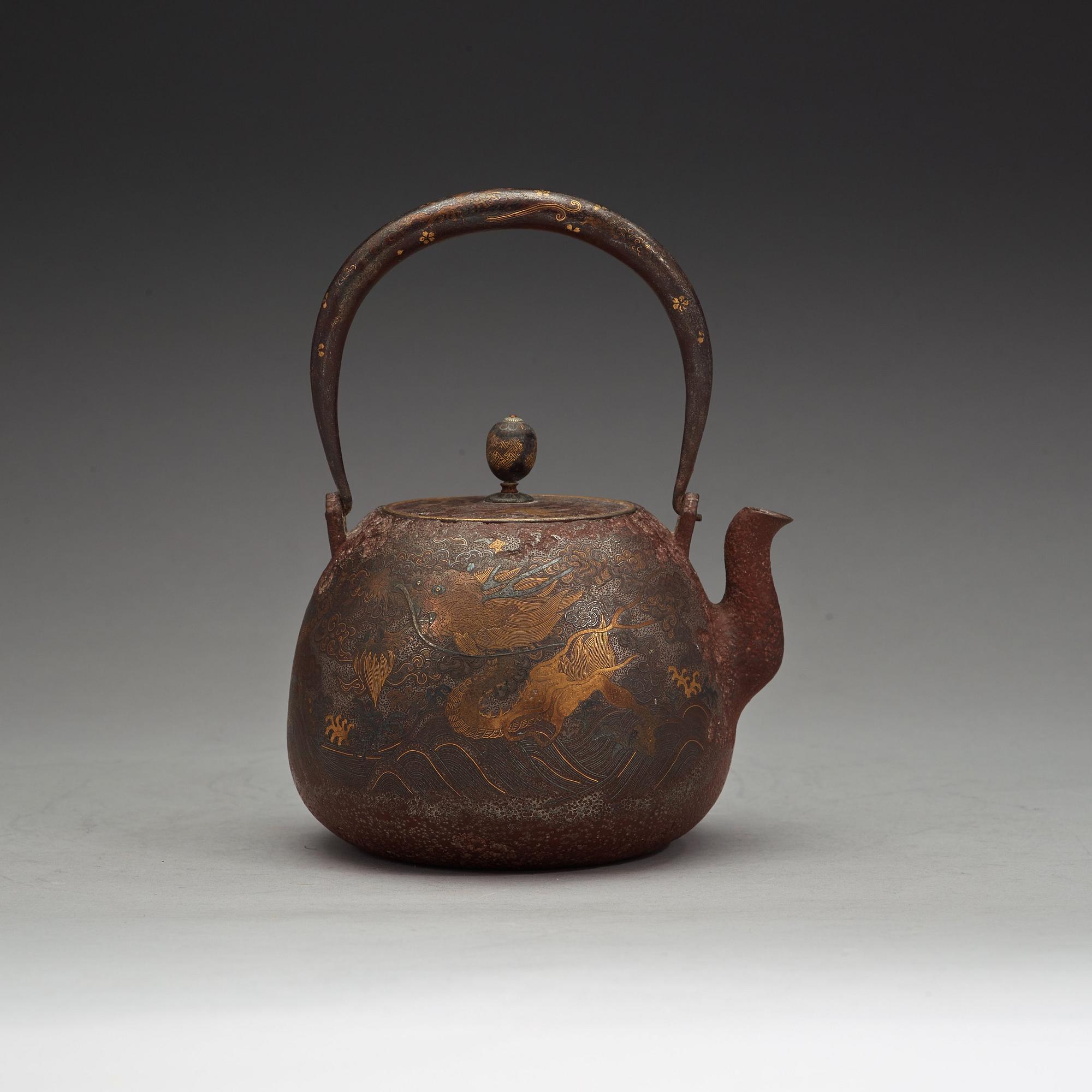 TEKANNA med LOCK, järn. Japan, Meiji (1868-1912).