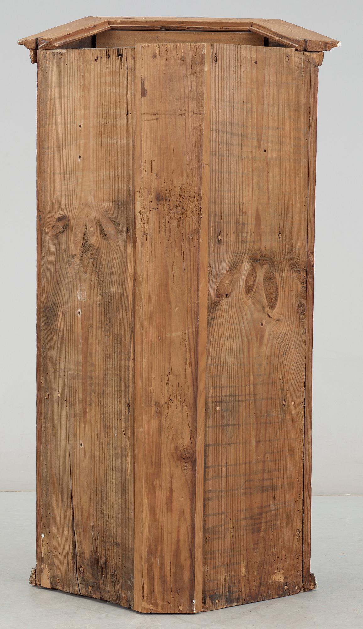 HÖRNSKÅP, allmoge, 1700-tal.