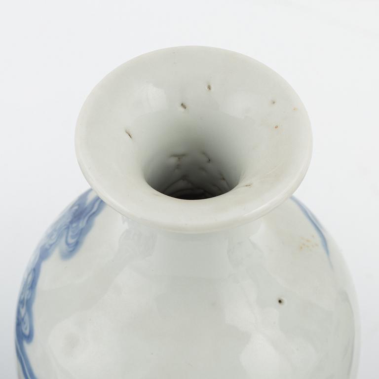 A set of three blue and white vases, late Qing dynasty, circa 1900.