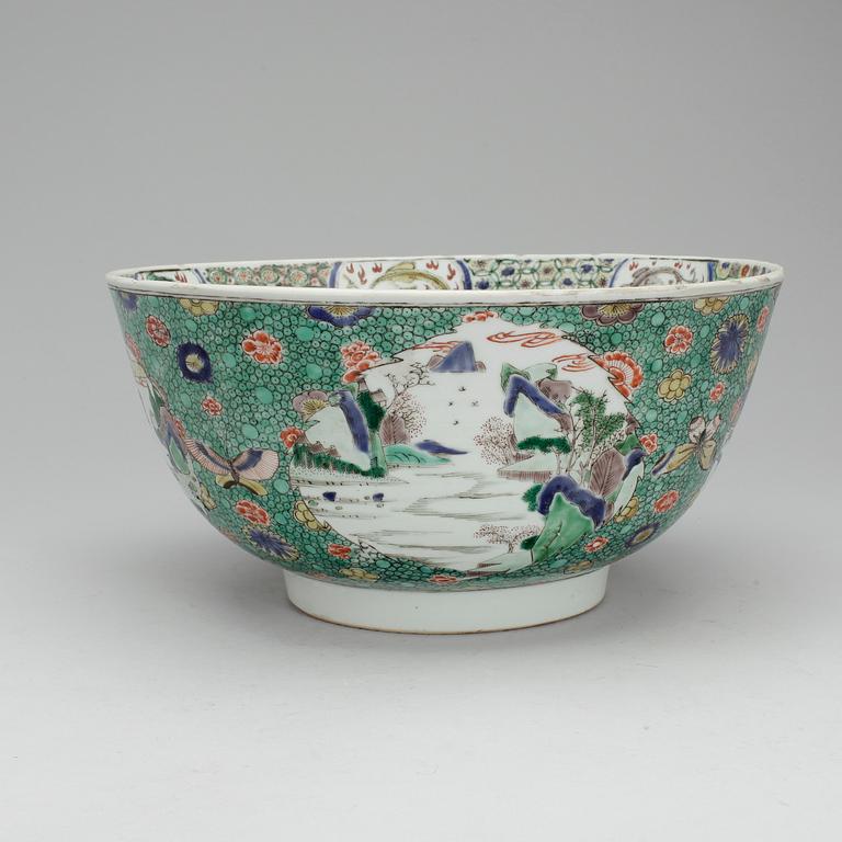 A famille verte punch bowl, Qing dynasty, Kangxi (1662-1722).