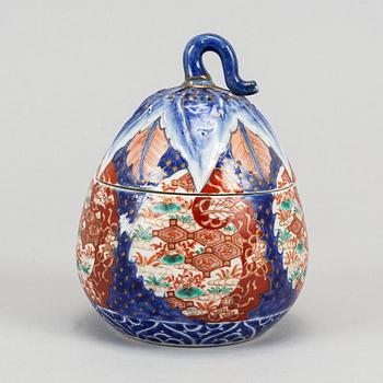 An imari pear shaped jar with cover, Japan, Meiji period (1868-1912).