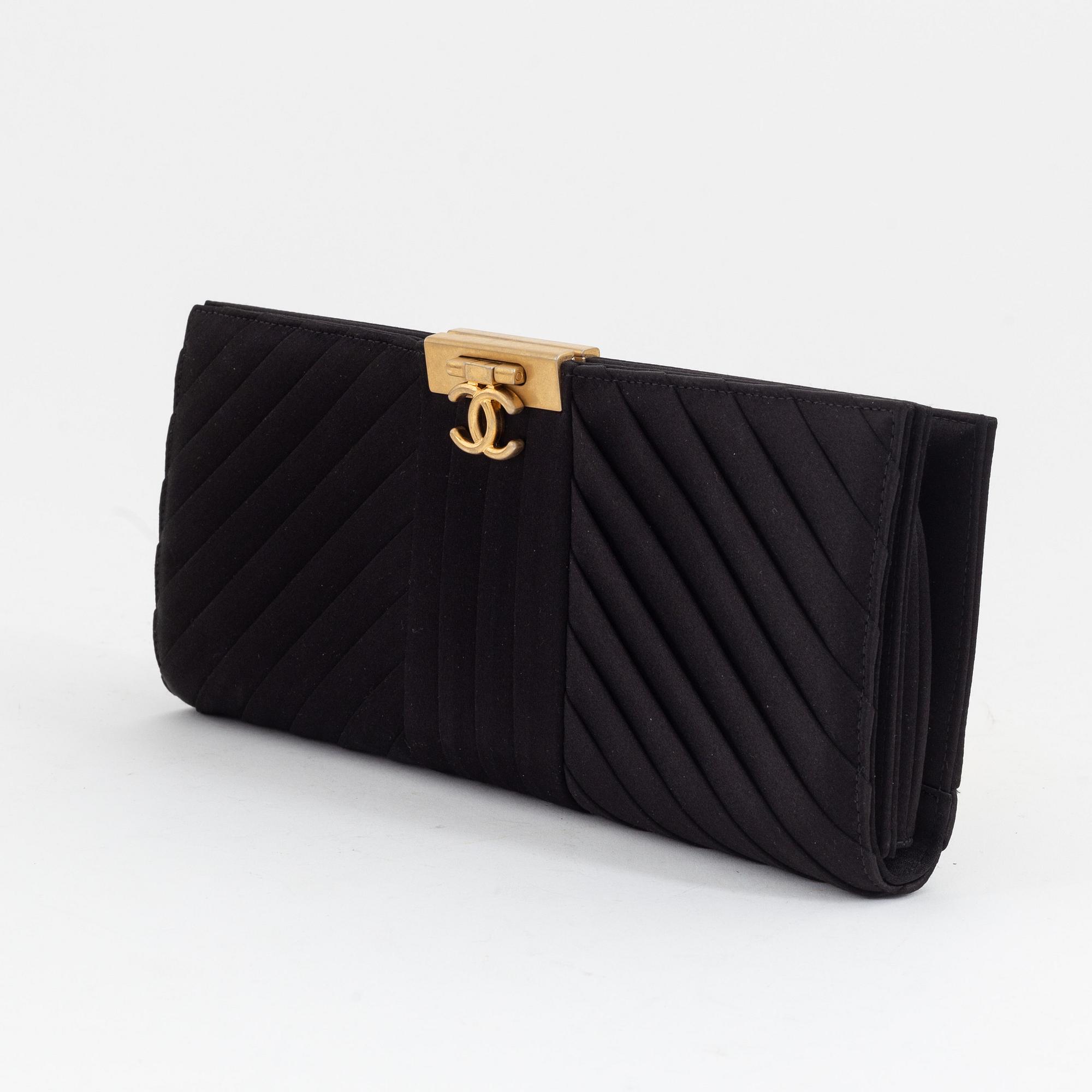 Chanel clutch 2019 deals