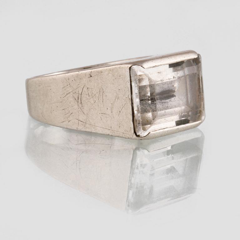 RING, silver md fasettslipad bergkristall, Gustav Dahlgren & Co, Malmö, 1959. Vikt 8,3 gram.