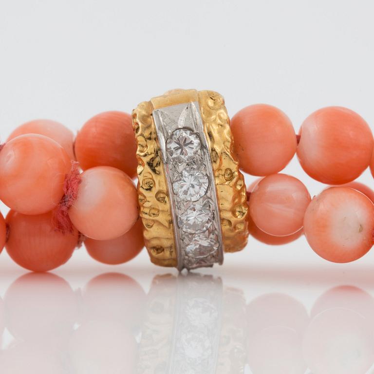 COLLIER/TVÅ ARMBAND, signerade Van Cleef & Arpels, i ljus korall samt briljantslipade diamanter totalt ca 1.50 ct.