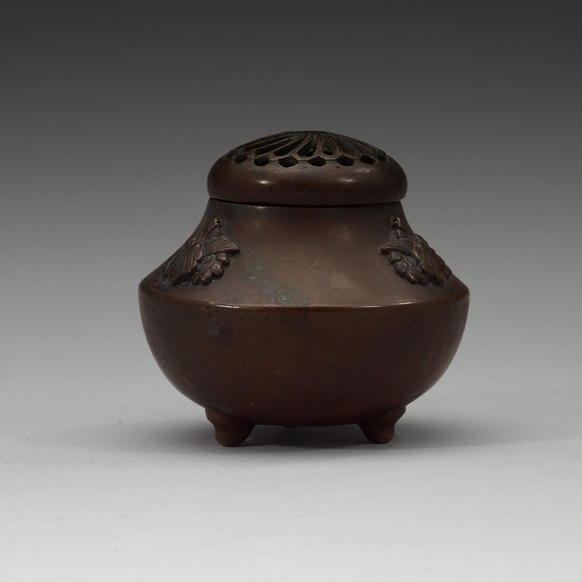 A bronze censer with cover, late Qing dynasty, circa 1900.