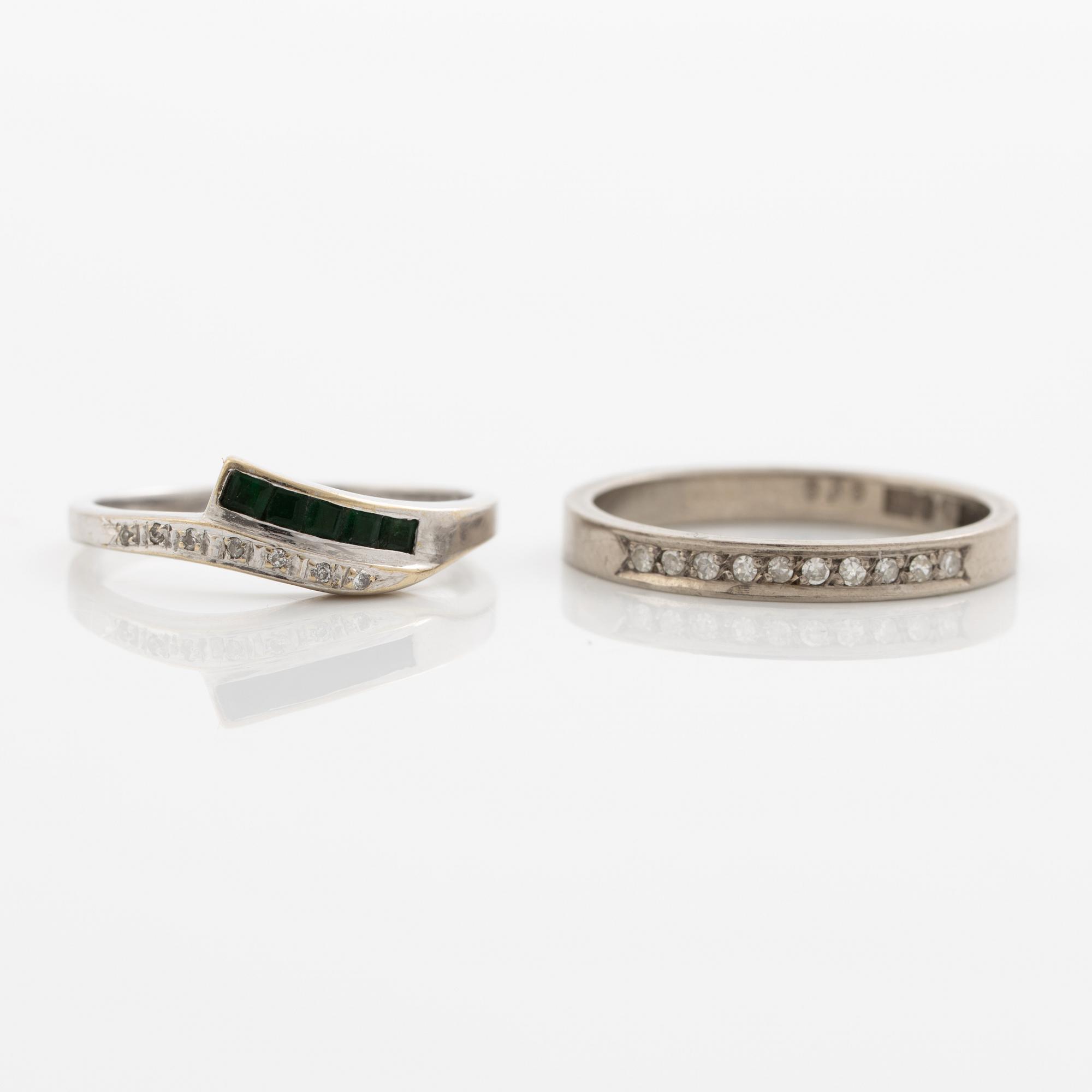 Ringar, 2 stycken, 18K vitguld med diamanter och smaragder.