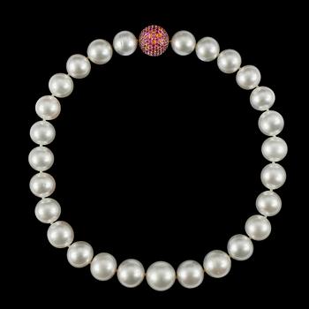 366. A NECKLACE, south sea pearls 14.3-17.0 mm. Clasp with multicolor sapphires c. 7.50 cts. Length 42 cm.