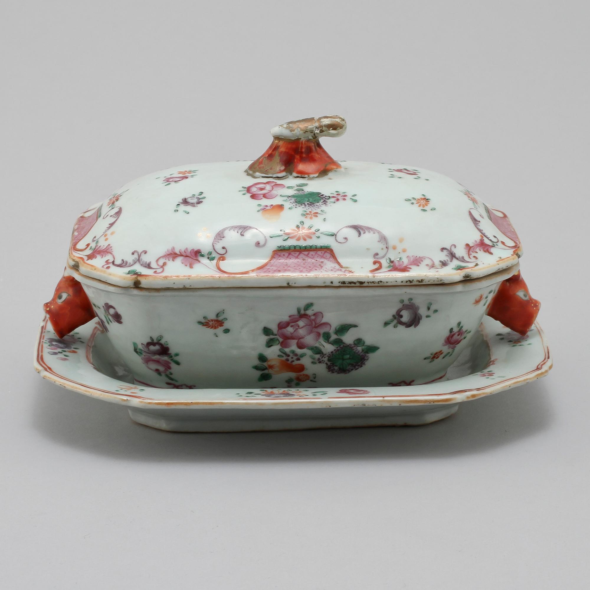 SMÖRTERRIN MED FAT, porslin, Kina, 1700-tal.