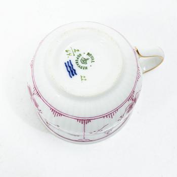 Royal Copenhagen, Cremekopp med lock, porslin, ’Ruby red’, röd Musselmalet (ruby fluted), omkring 1900.