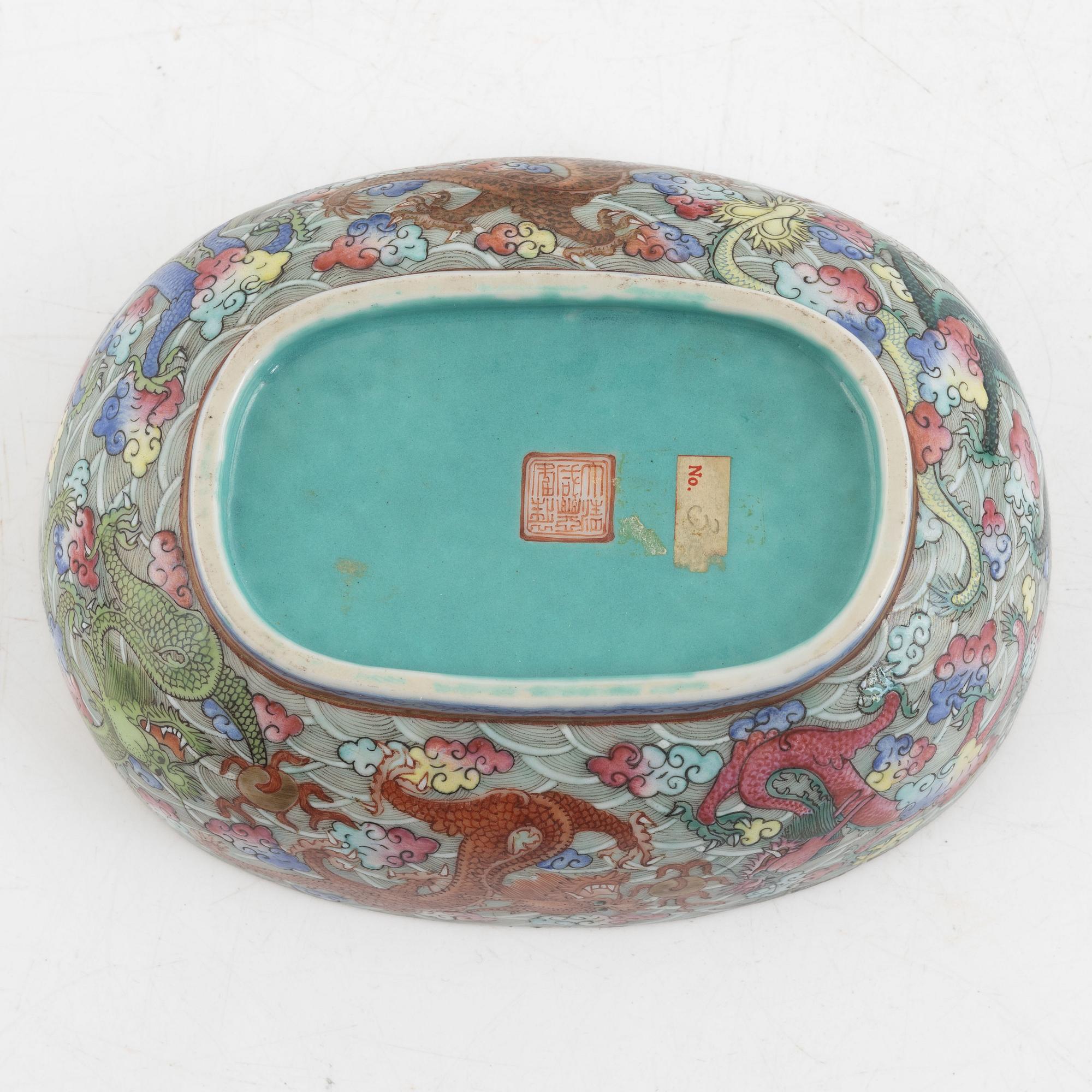 Two Chinese famille rose dishes, late Qing dynasty/around 1900.