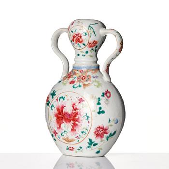 A famille rose double gourd vase, Qing dynasty, 19th Century.