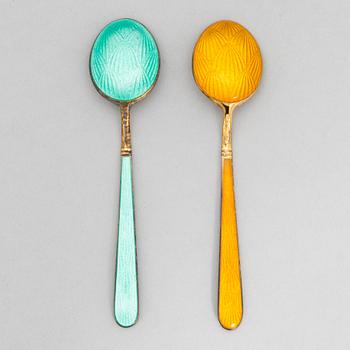 Mockaskedar, 6 st, förgyllt silver och emalj. Tillander, Helsingfors 1969-1978.