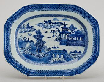 STEKFAT, porslin, Kina, sekelskiftet 1800.